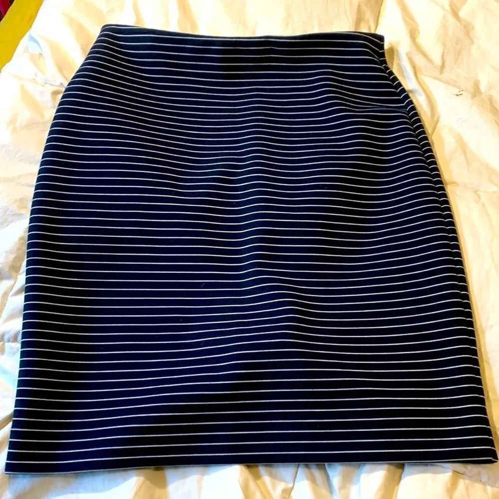 BANANA REPUBLIC, stripped skirt w/liner, medium. Polyester